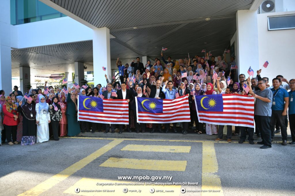 Majlis Penyerahan Jalur Gemilang Peringkat MPOB (1)